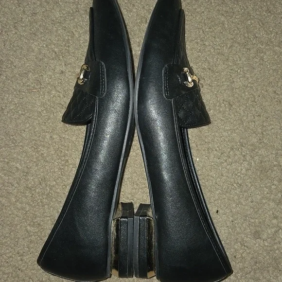 Elegant Black Quilted Women's Loafers - Picture 4 of 10
